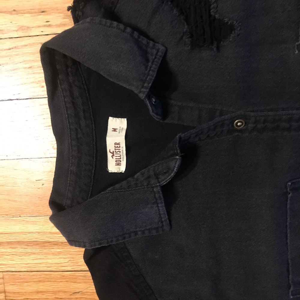 HOLLISTER DISTRESSED CHAMBRAY BUTTON DOWN SHIRT